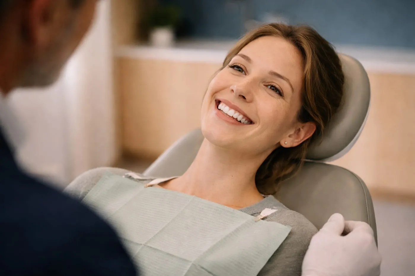 Fornøyd pasient med strålende smil hos Akademisk Tannklinikk